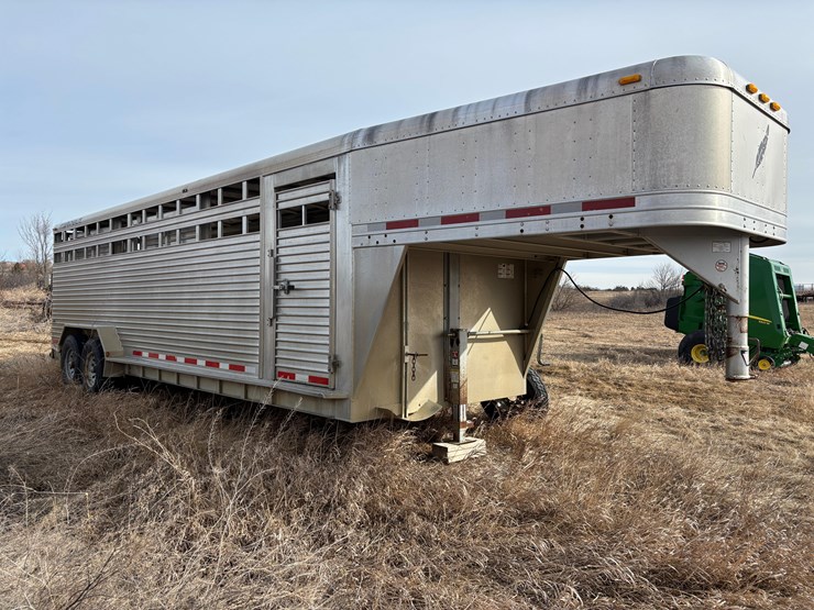 2005-featherlite-8127-livestock-trailer-image-3