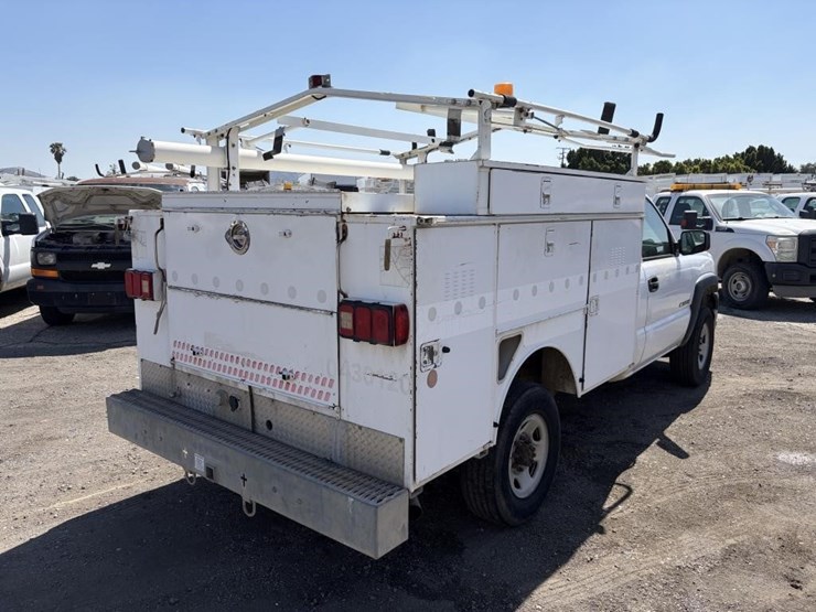 2004-chevrolet-silverado-2500hd-image-3