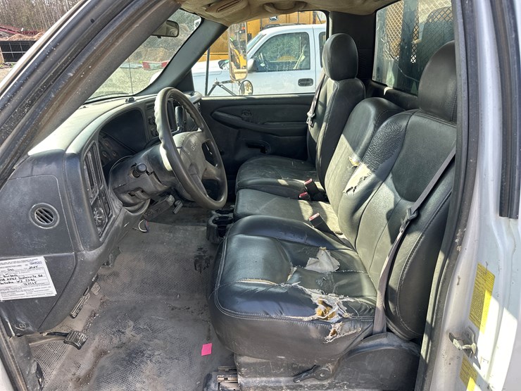 2005-gmc-3500-image-28