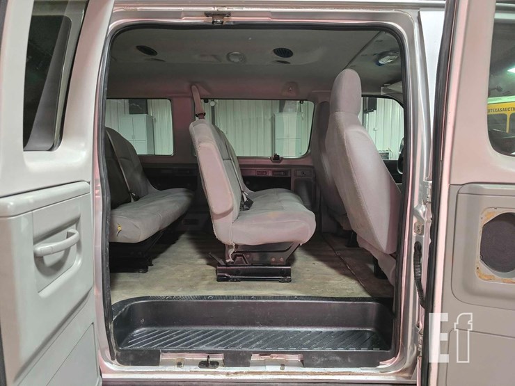 2011-ford-e350-xlt-image-16