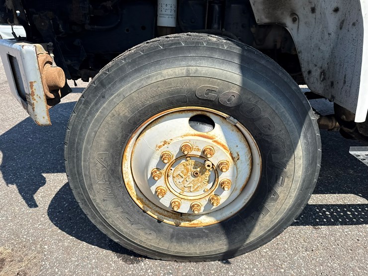 2002-freightliner-fl80-image-58