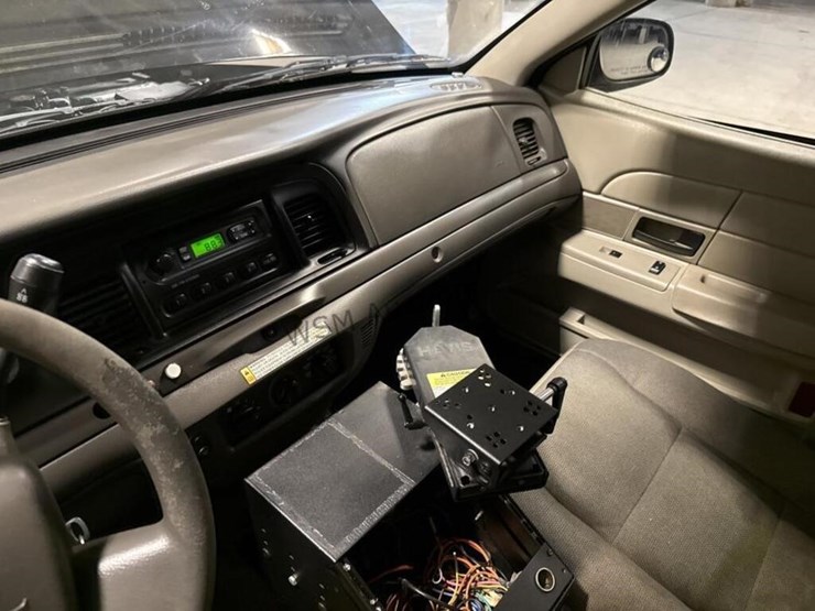 2011-ford-crown-victoria-sdn-image-19