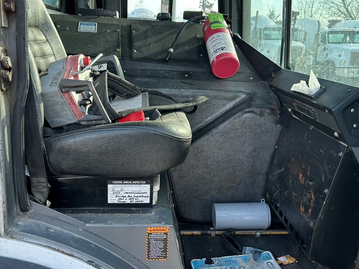 #2237-•-2006-mack-tri-axle-concrete-placement-truck-image-79