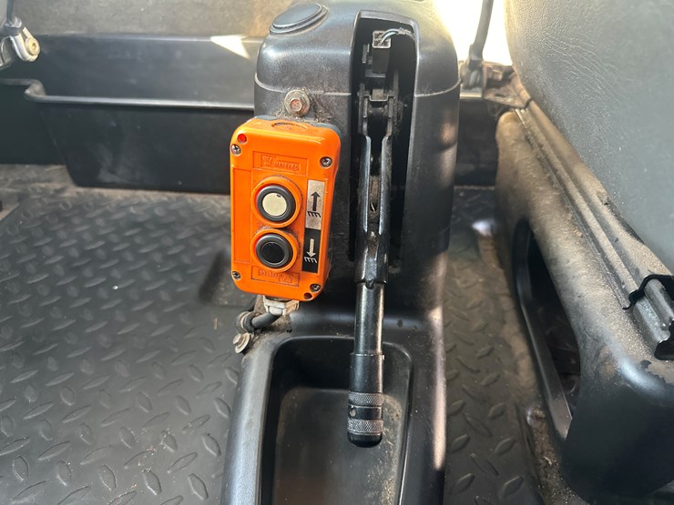 2005-massey-ferguson-8-image-35