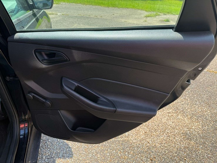 2017-ford-focus-4-door-sedan-(42,593-miles)-image-16