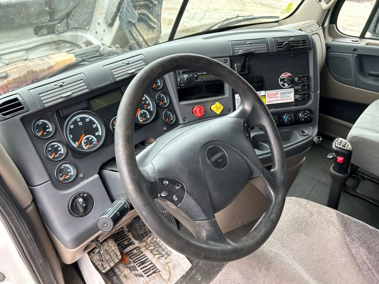 2017-massey-ferguson-8-image-60