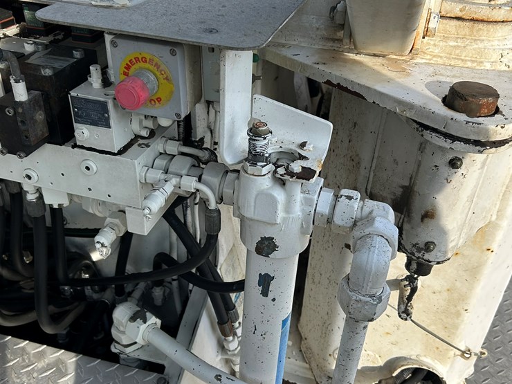 #2237-•-2006-mack-tri-axle-concrete-placement-truck-image-36