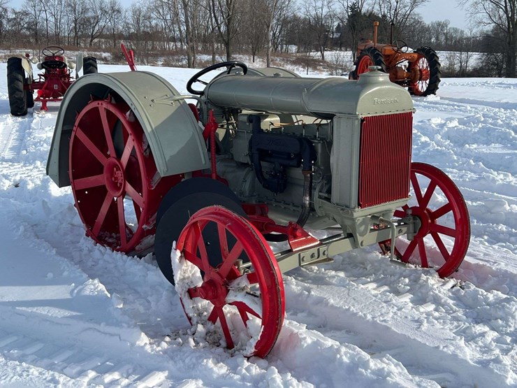 1925-fordson-with-mounted-terrace-plow-image-3