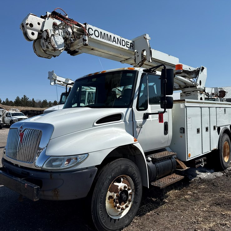 2002 INTERNATIONAL 4300 SBA