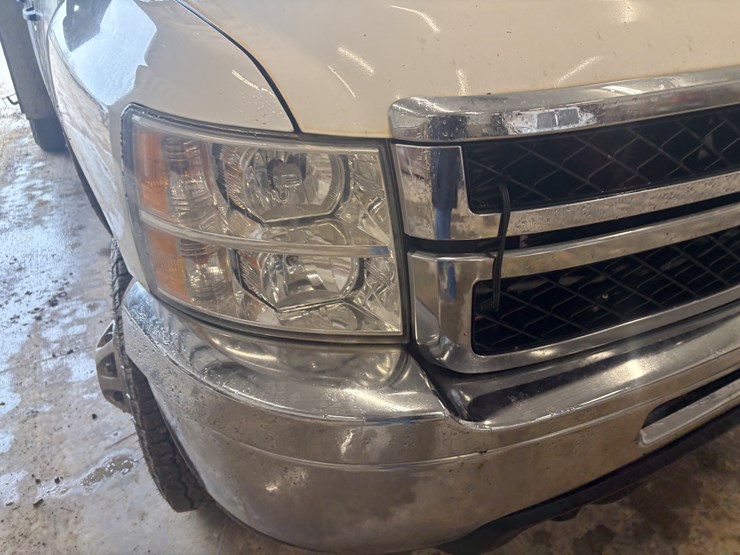 2013-chevrolet-3500-image-16