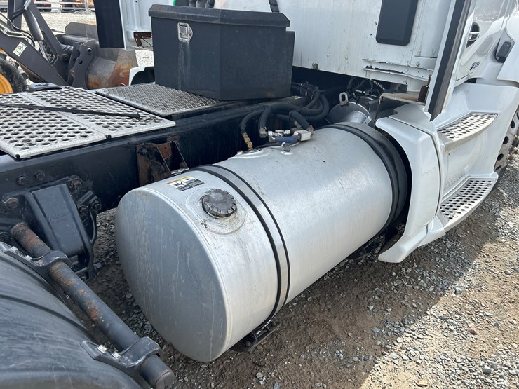 2017-kenworth-t680-image-38