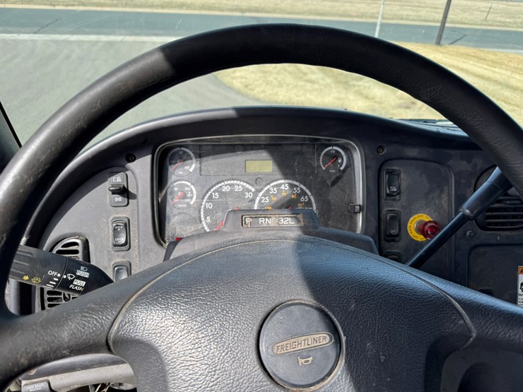 #2160-•-2006-freightliner-business-class-m2-box-truck-image-33