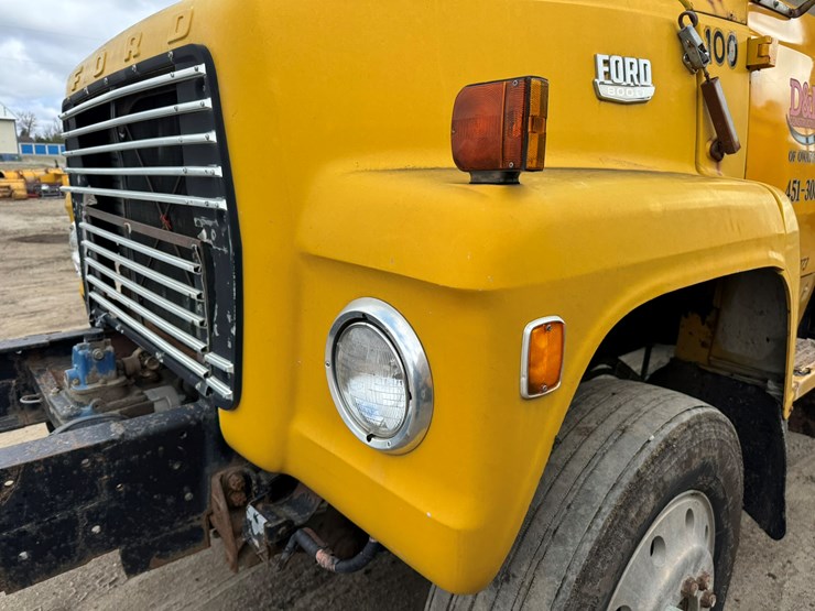 1977-ford-8000-image-9