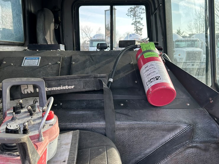 #2237-•-2006-mack-tri-axle-concrete-placement-truck-image-83