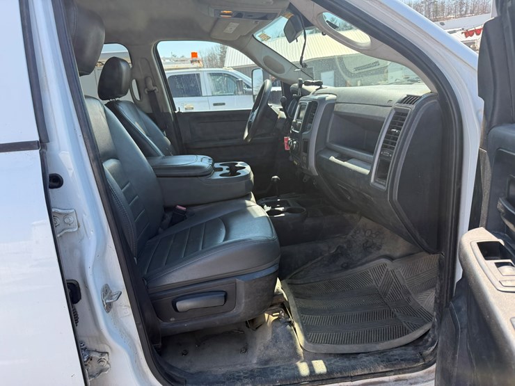 #1063-•-2014-ram-5500-heavy-duty-service-truck-image-17