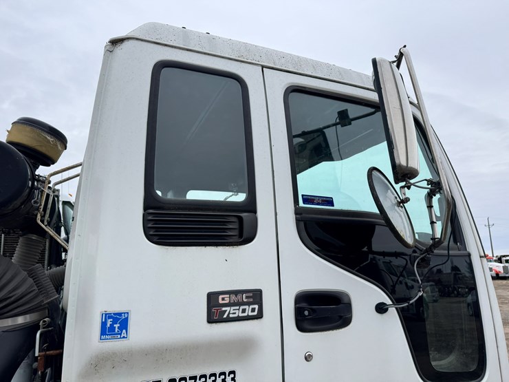 2005-gmc-t7500-image-15