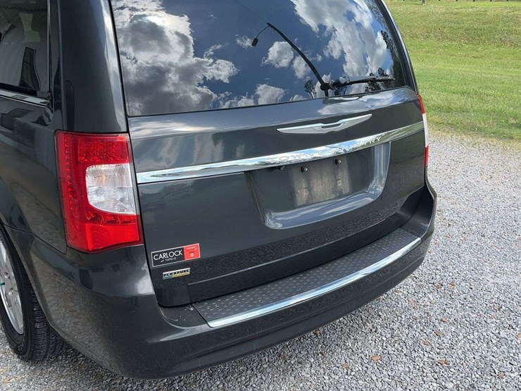 2012-chrysler-town-&-country-image-18