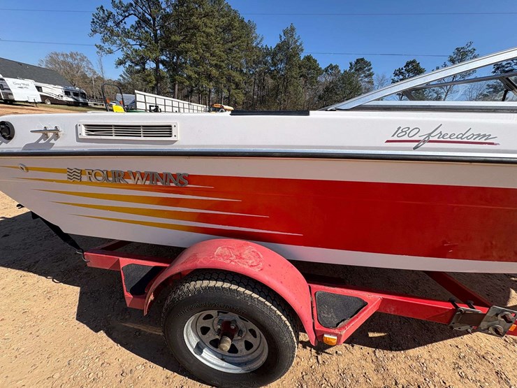 four-winns-"180-freedom"-ski-boat-w/-trailer-image-26