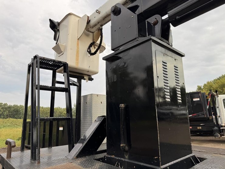 2003-peterbilt-330-image-36