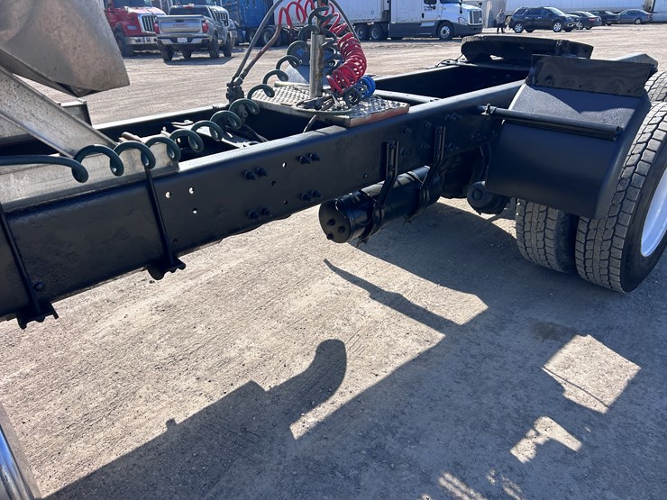 #1680-•-2003-freightliner-day-cab-truck-tractor-image-13