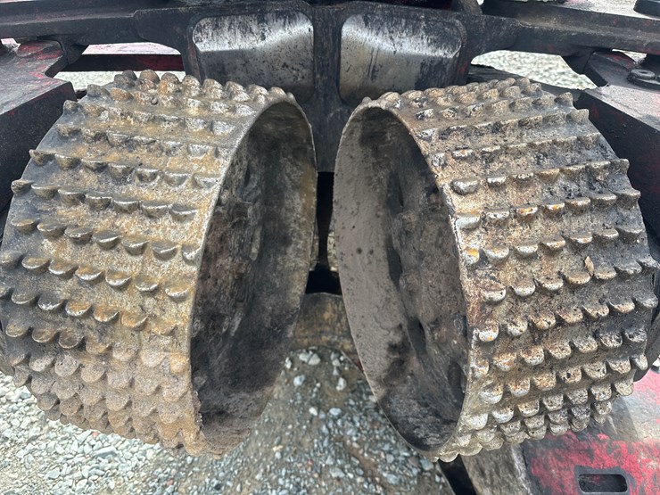 2016-deere-2154d-image-38