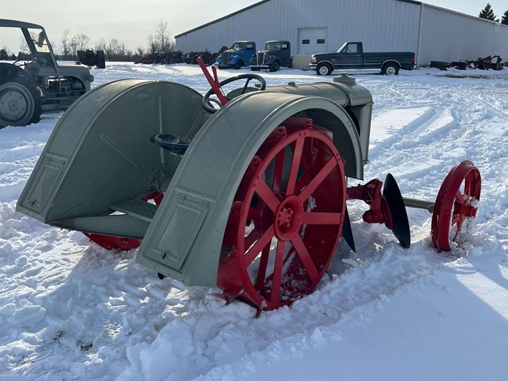 1925-fordson-with-mounted-terrace-plow-image-5