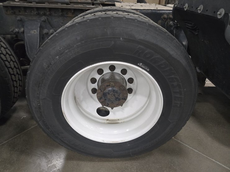 #2298-•-2015-freightliner-cascadia-day-cab-truck-tractor-image-72