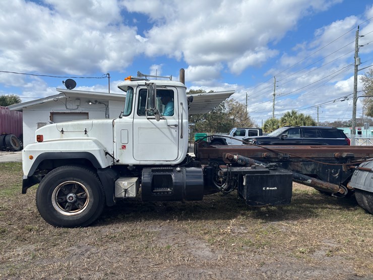 1999-mack-rd600-image-1