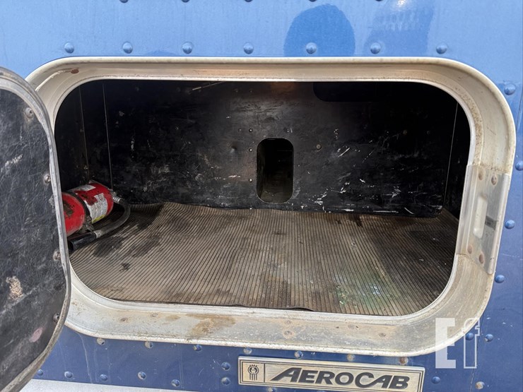 2005-kenworth-w900-image-14