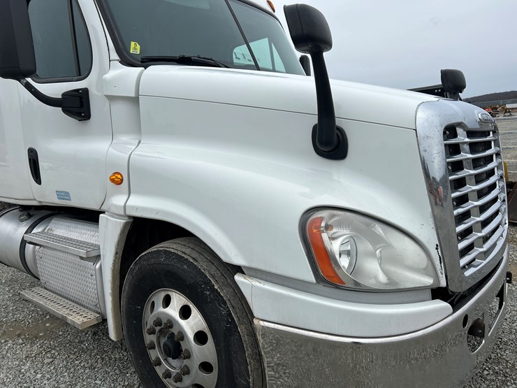 2017-massey-ferguson-8-image-10