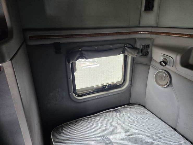 2007-peterbilt-387-image-100