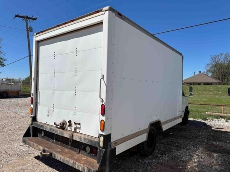 2001-gmc-3500-image-3