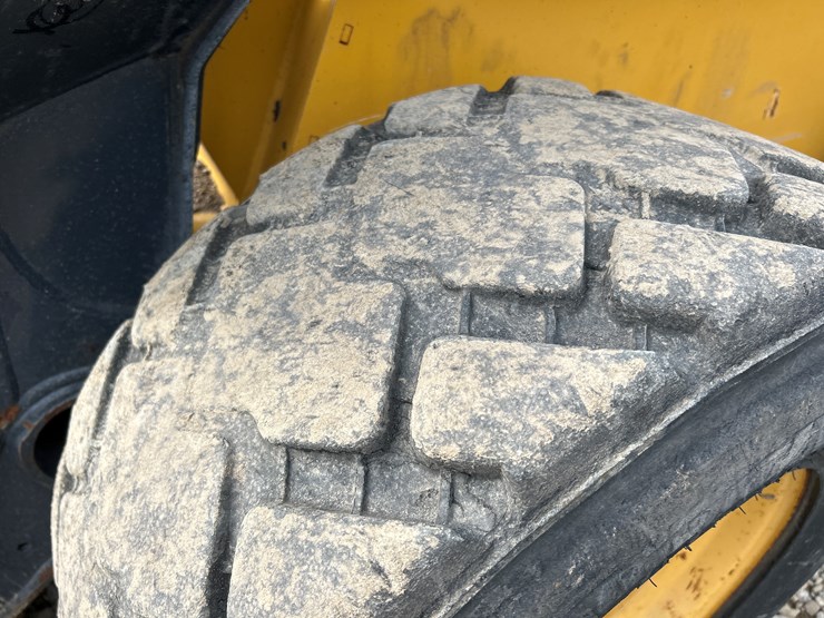 2020-deere-332g-image-60