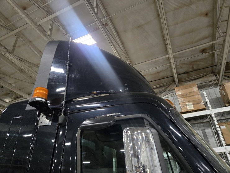 #2295-•-2016-freightliner-cascadia-day-cab-truck-tractor-image-13