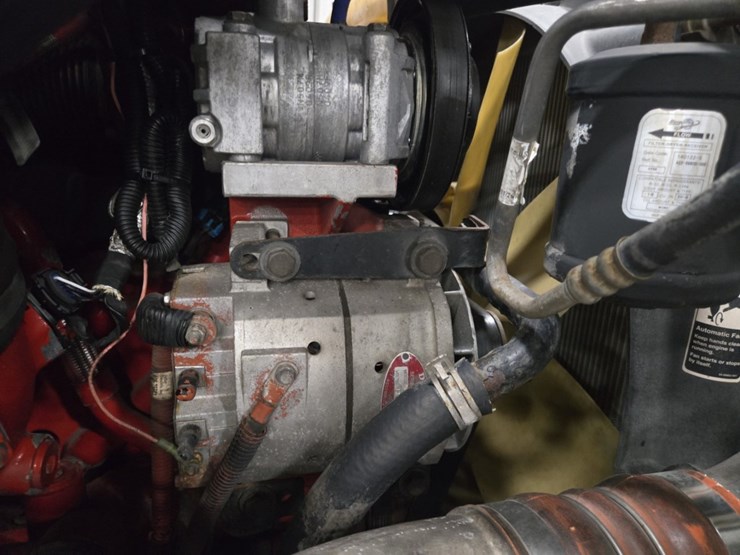 #2298-•-2015-freightliner-cascadia-day-cab-truck-tractor-image-51