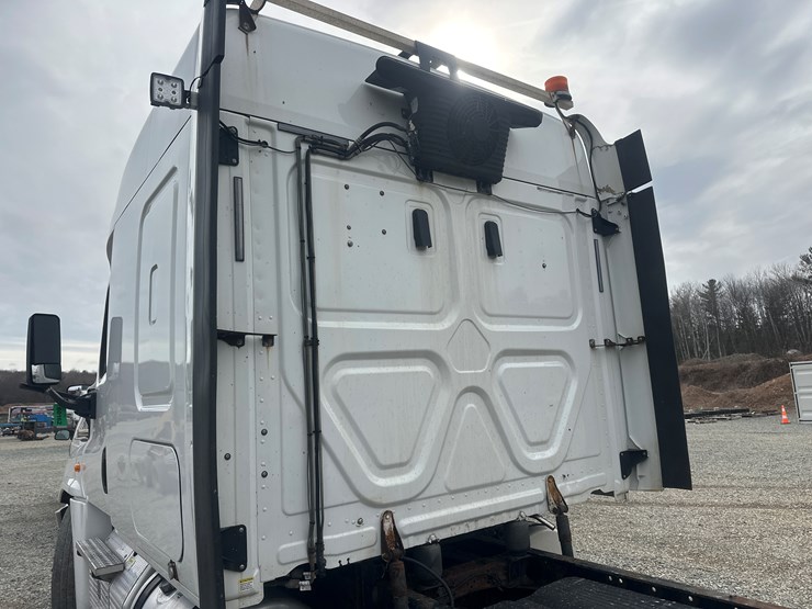 2017-massey-ferguson-8-image-17