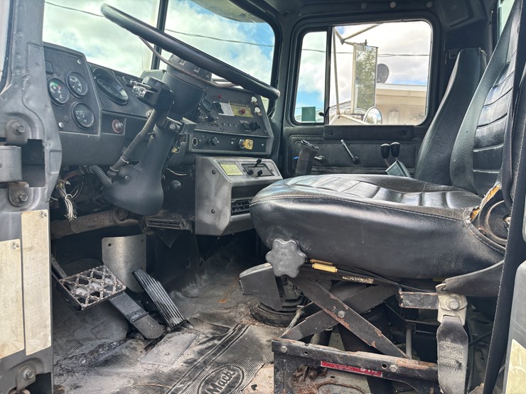 1999-mack-rd600-image-29