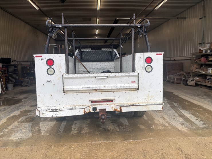 2013-chevrolet-3500-image-3