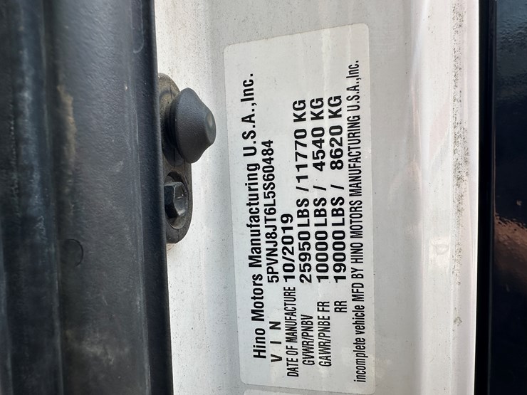 2020-hino-268-image-47