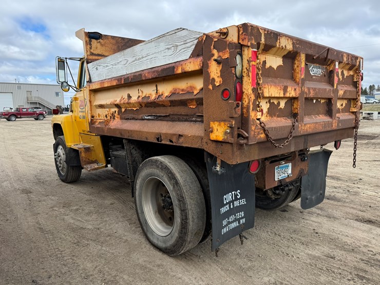 1977-ford-8000-image-2