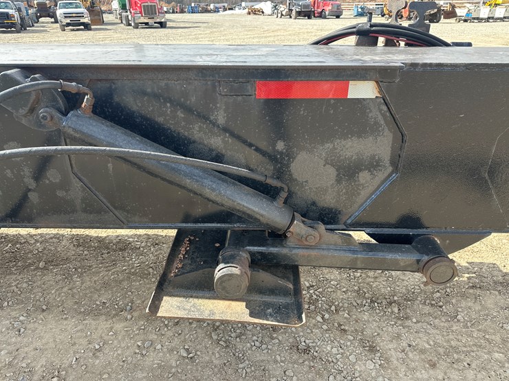 2010-massey-ferguson-8-image-25