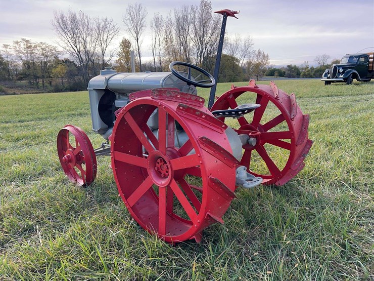 1921-fordson-tractor-image-3