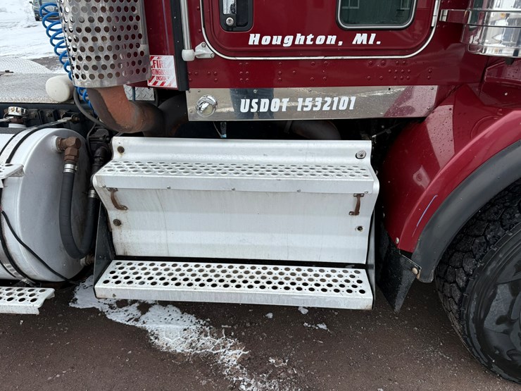 2011-kenworth-t800-image-32