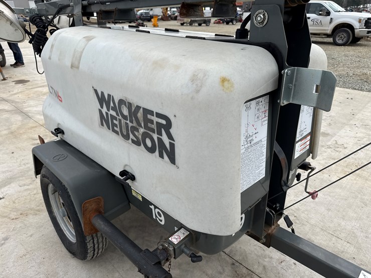 2015-massey-ferguson-8-image-19