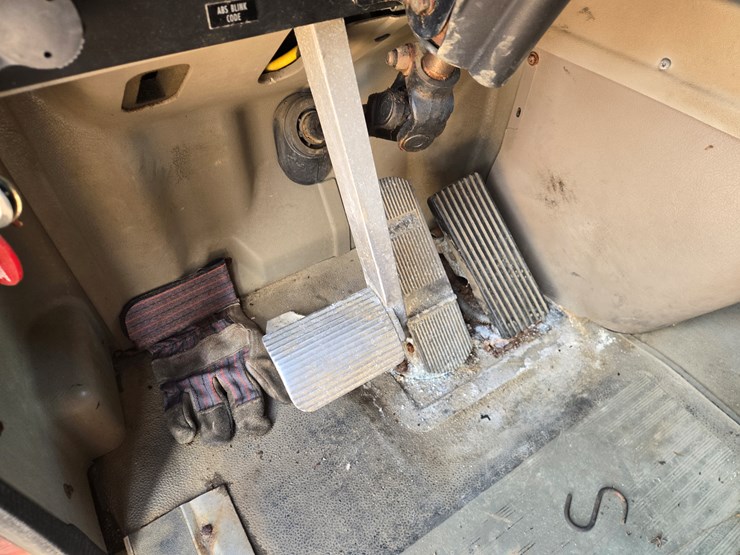 #1515-•-2005-international-9400i6x4-sleeper-cab-truck-tractor-image-52