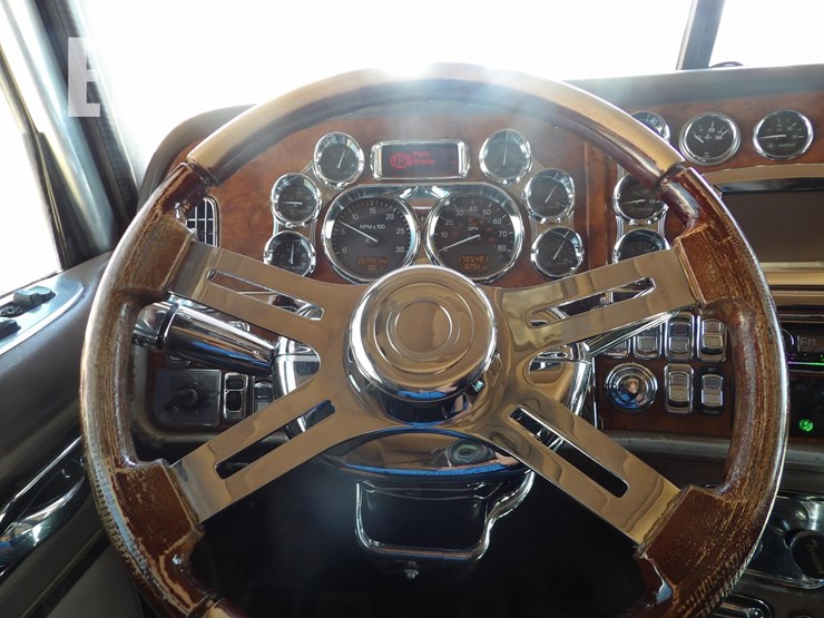 2008-peterbilt-389-image-39