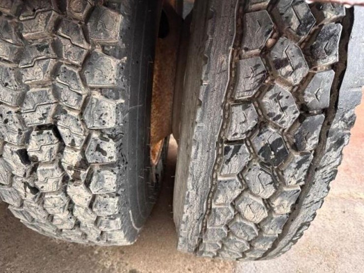 2008-peterbilt-335-image-45