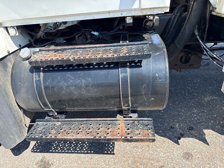 2010-international-7400-image-24