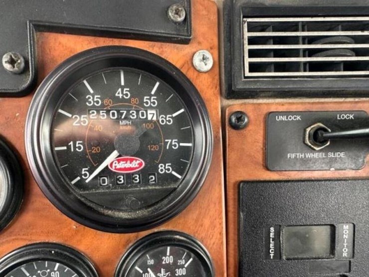 2008-peterbilt-335-image-22