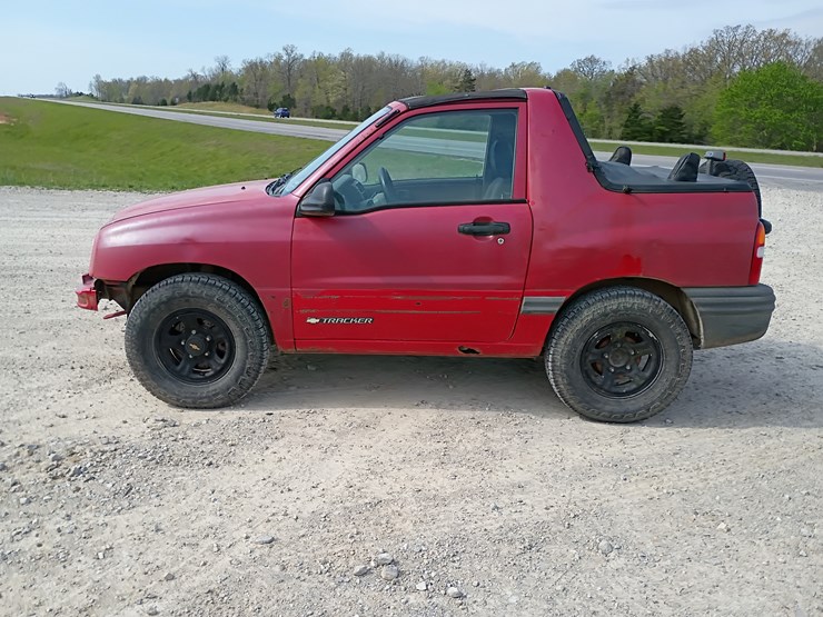 2000-chevrolet-tracker-image-3